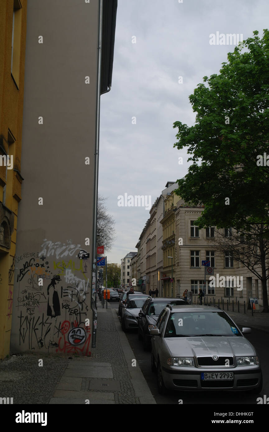 Grauen Himmel Porträt geparkten Autos, Graffit Gekritzel, 'Xooox' Mode Modell Schablone auf den Bau der Mauer, großen Hamburger Straße, Berlin Stockfoto