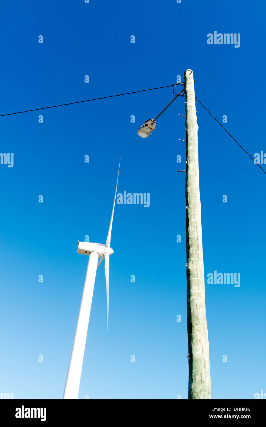 Windkraftanlage mit Strom und Licht. Stockfoto