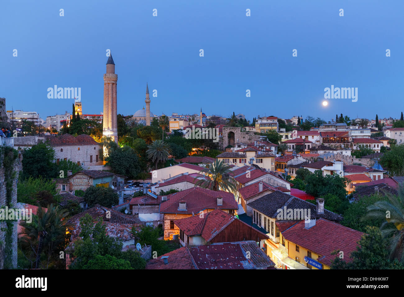 Blick auf die Altstadt mit geriffelten Minarett, Kaleiçi, Antalya, Provinz Antalya, Türkei Stockfoto