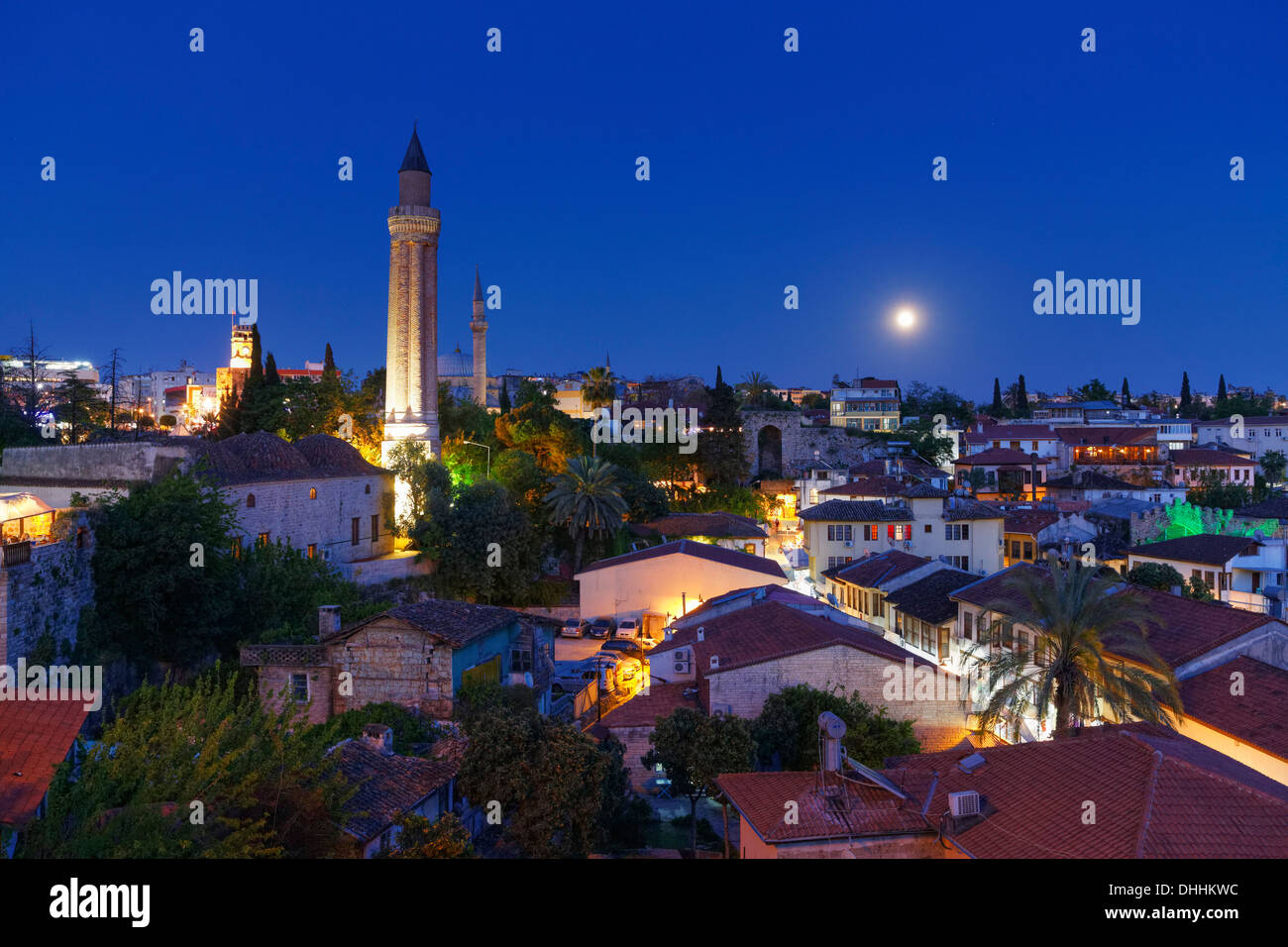 Blick auf die Altstadt mit geriffelten Minarett, Kaleiçi, Antalya, Provinz Antalya, Türkei Stockfoto