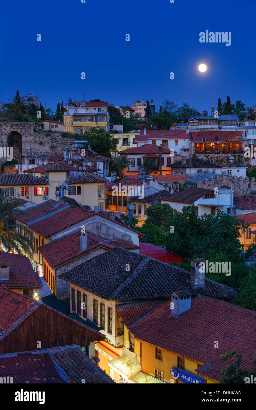 Blick auf die Altstadt mit Vollmond, Kaleiçi, Antalya, Provinz Antalya, Türkei Stockfoto