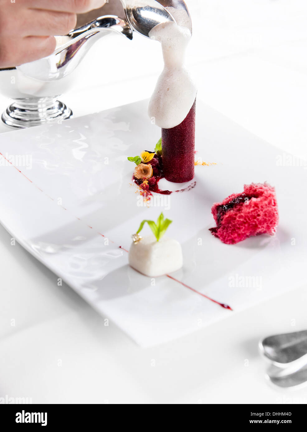 Knusprige rote Bete gefüllt mit Basilikum-Sorbet und Haselnuss-Schaum, Restaurant Fischers Fritz, Regent Hotel am Gendarmenmarkt, Berlin, G Stockfoto