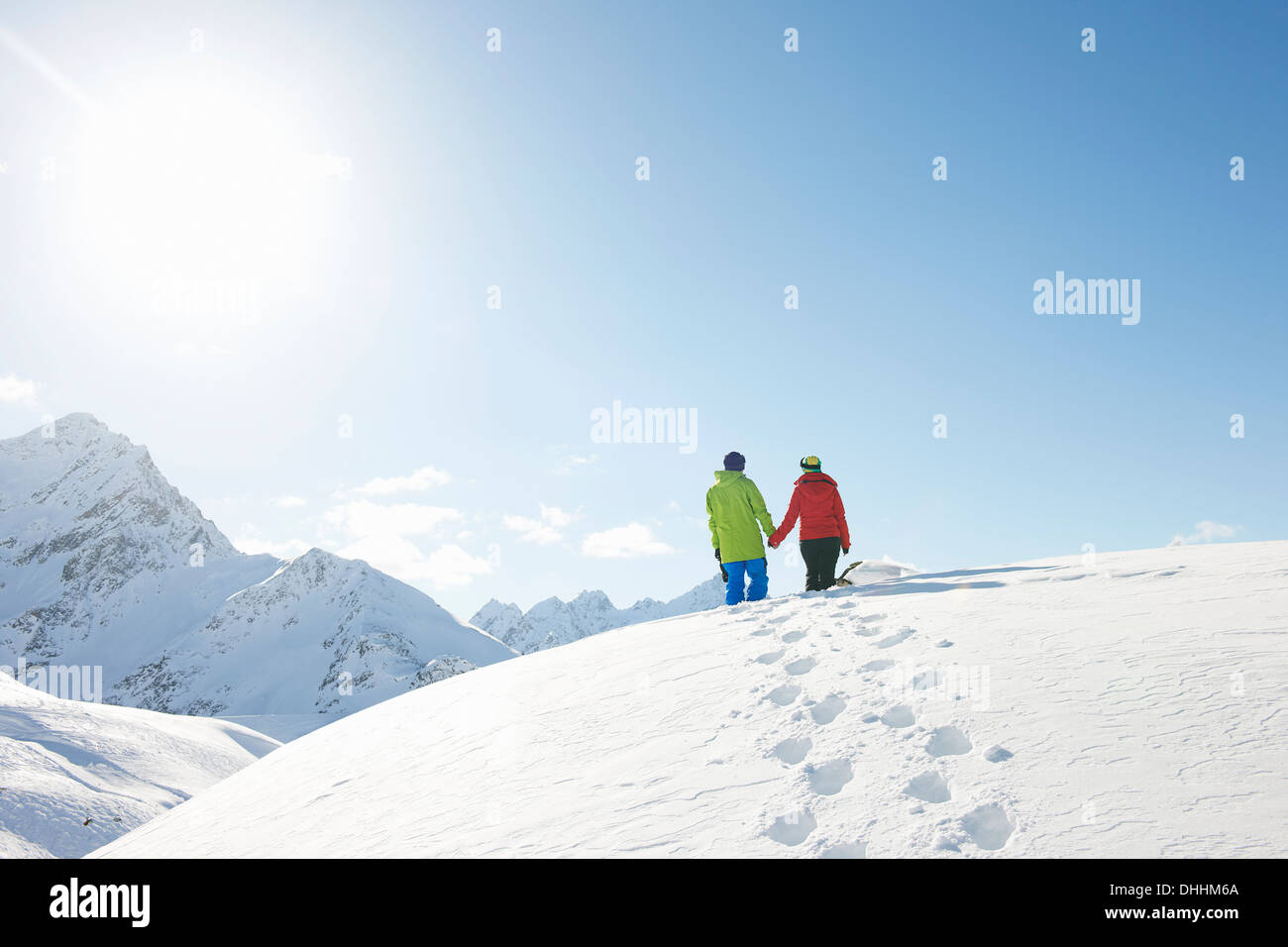 Paare, die im Schnee, Kühtai, Österreich Stockfoto