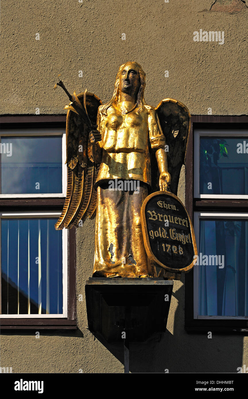 Engelsfigur von 1861 an der ehemaligen Brauerei und Gasthof "Goldener Engel",  Deutsch für Goldener Engel, Dinkelsbühl Stockfotografie - Alamy