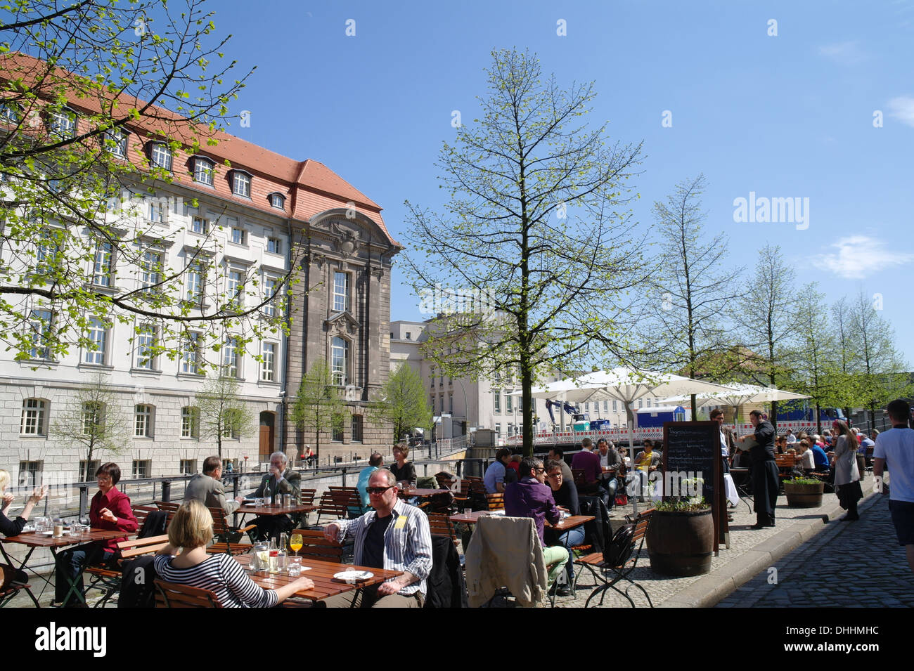 Blauer Himmelsblick auf Invalidenstraße, Menschen sitzen Restaurant, Seite des Spandauer Schifffahrtskanal, Museum der Contemporay Art, Berlin Stockfoto