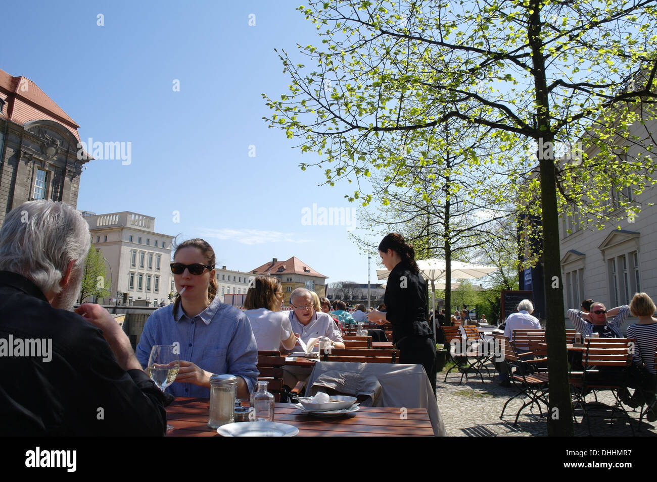 Blauer Himmelsblick auf Invalidenstraße, Menschen am Kanalufer Restaurant, Mann sitzt Frau Rauchen, Museum zeitgenössischer Kunst, Berlin Stockfoto