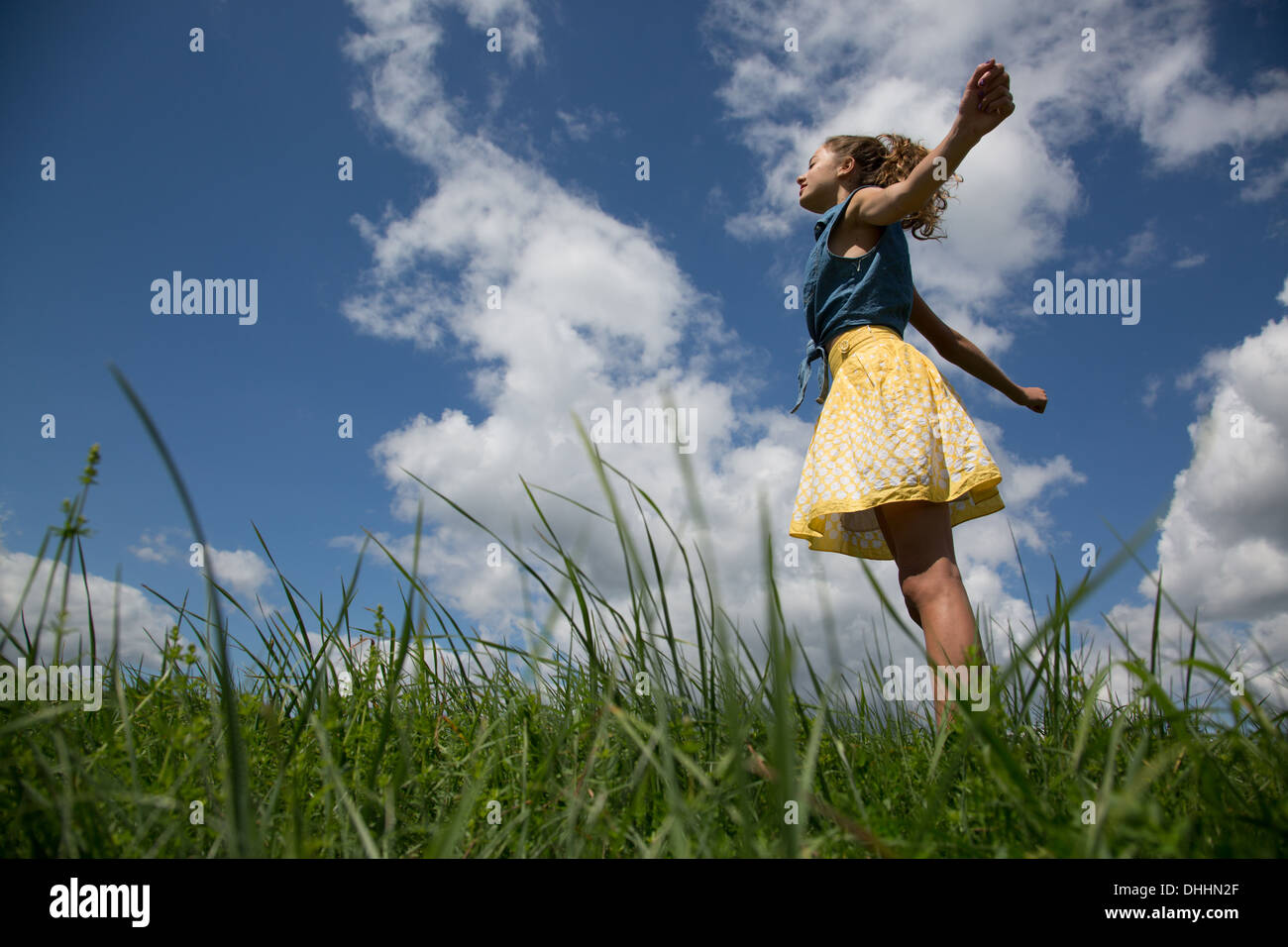 Teenager-Mädchen mit ausgestreckten im Feld stehen Stockfoto