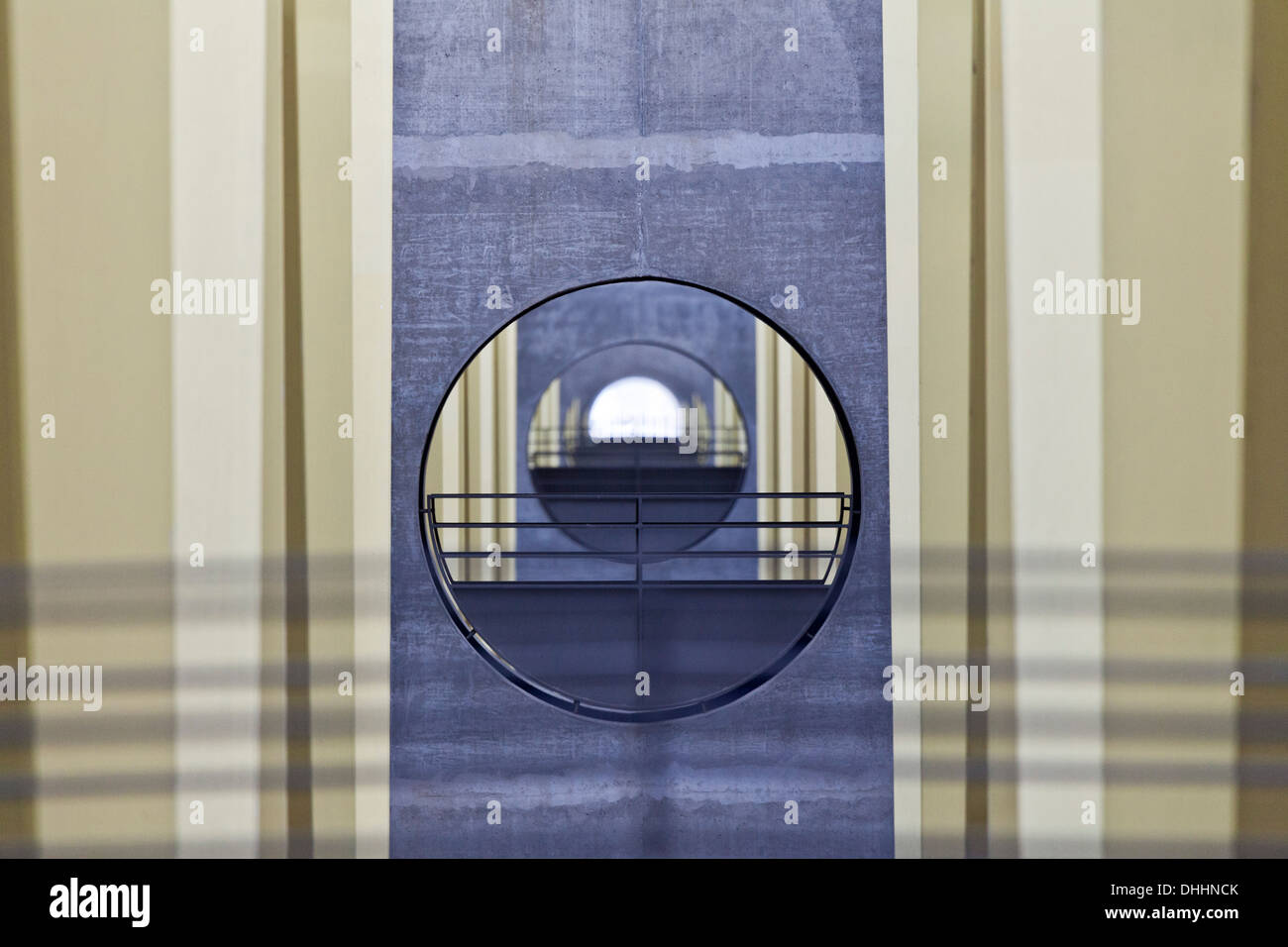 Flughafen Leipzig, Detail eines Parkplatzes, Blick durch ein konkretes, Eröffnung in der Parkplatz, Leipzig, Sachsen, Deutschland Stockfoto