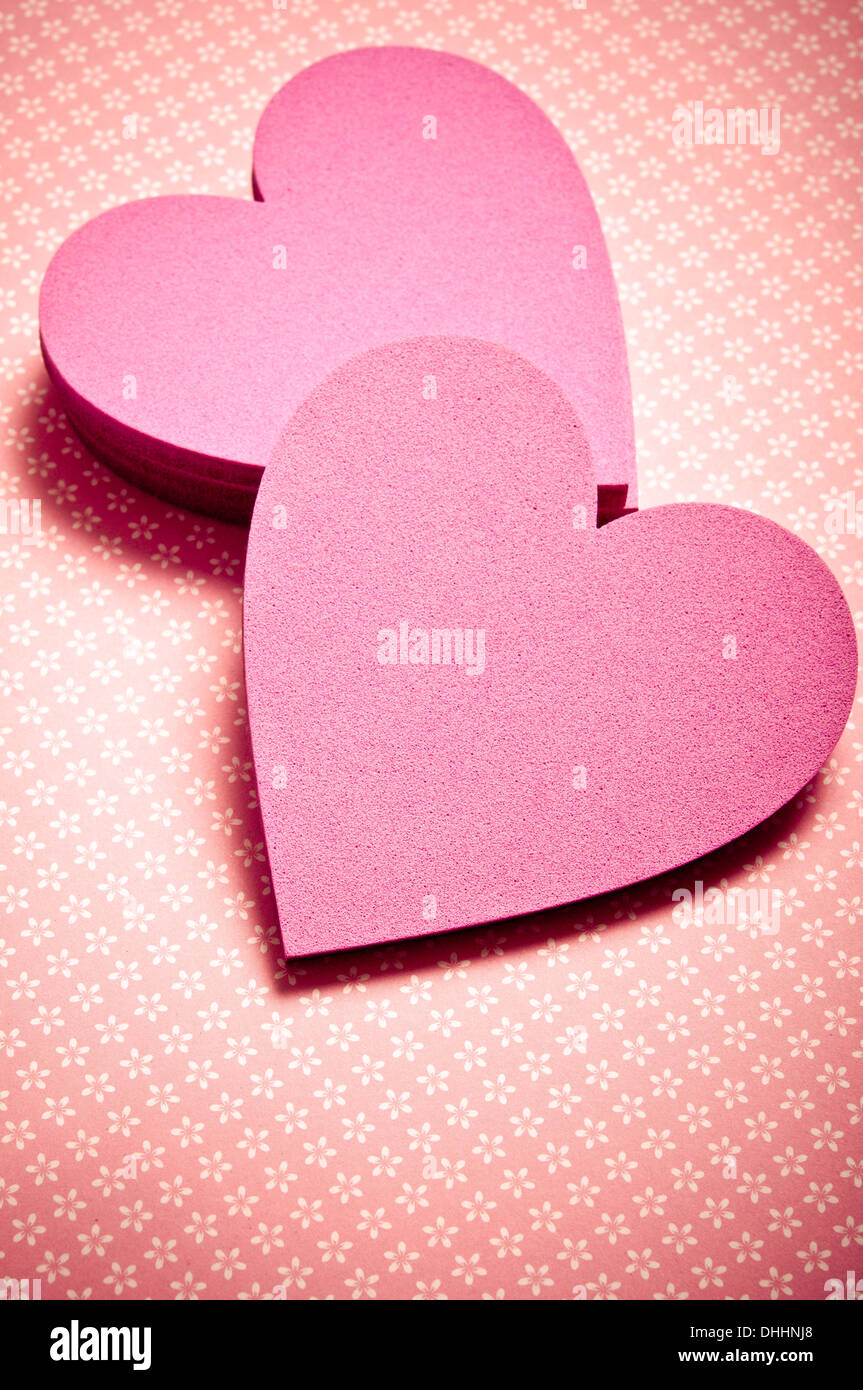 Zwei valentine rosa Herzen formen Stockfoto