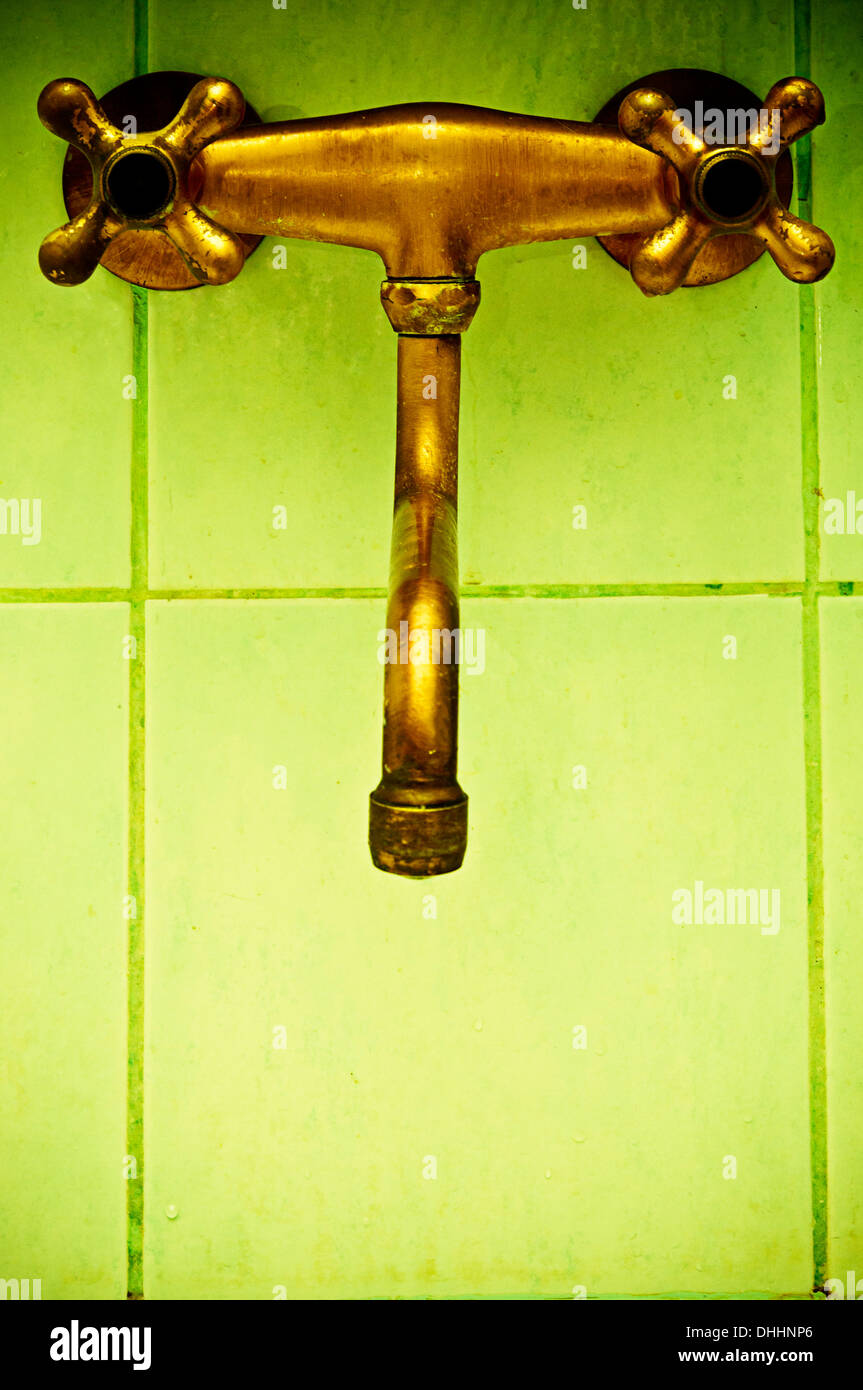 alte Kupfer Armaturen und Wasserhahn im Badezimmer Stockfotografie - Alamy
