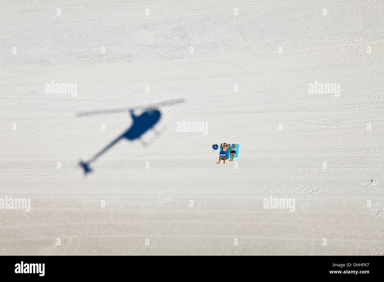 Zwei Touristen am Strand mit Schatten des Hubschraubers, Destin, Florida, USA Stockfoto