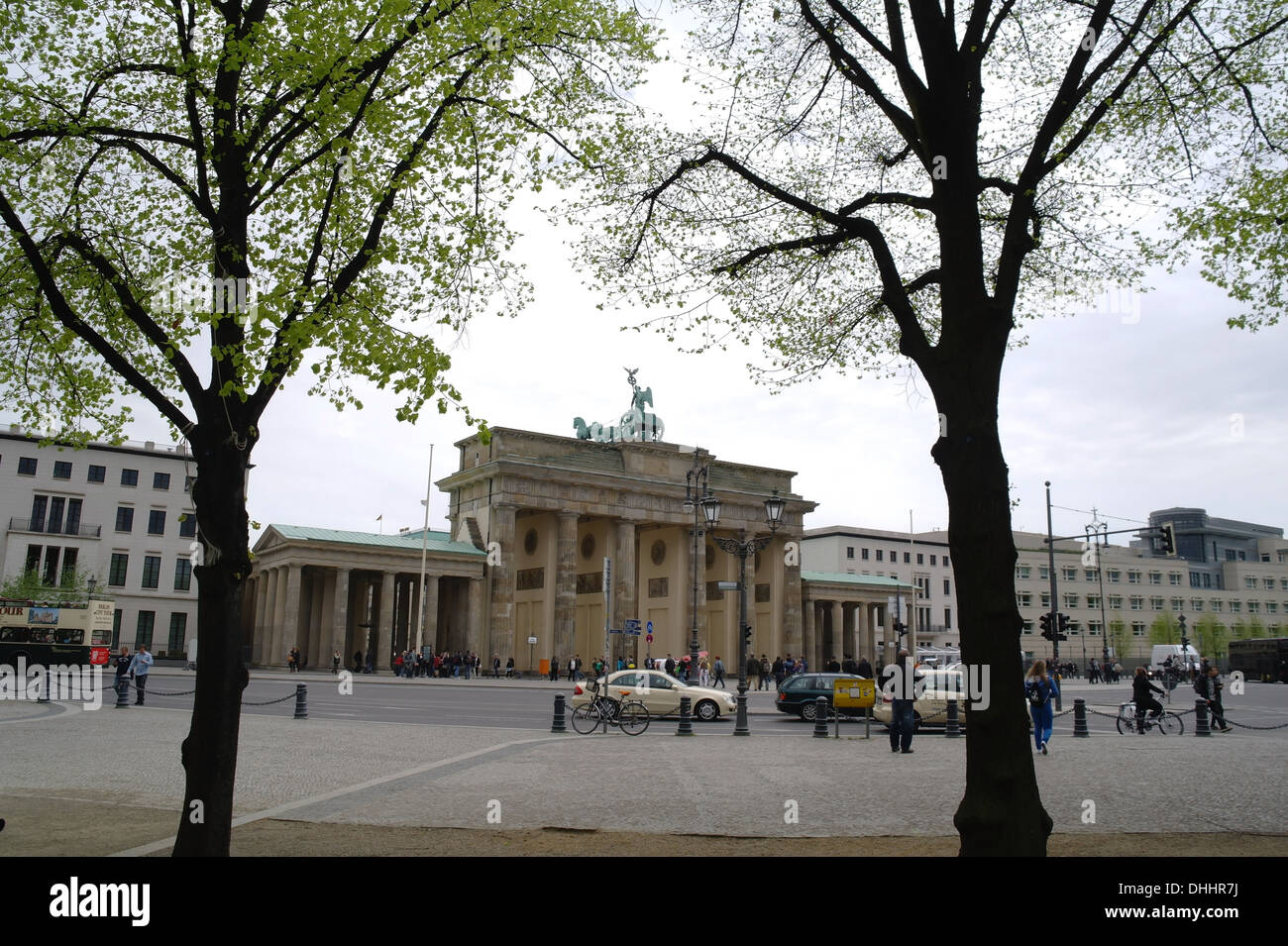 Grauen Himmelsblick durch Bürgersteig Bäume in Richtung Brandenburger Tor, Autos, Taxis, Leute an Ebertstraße und Straße 17 Juni, Berlin Stockfoto