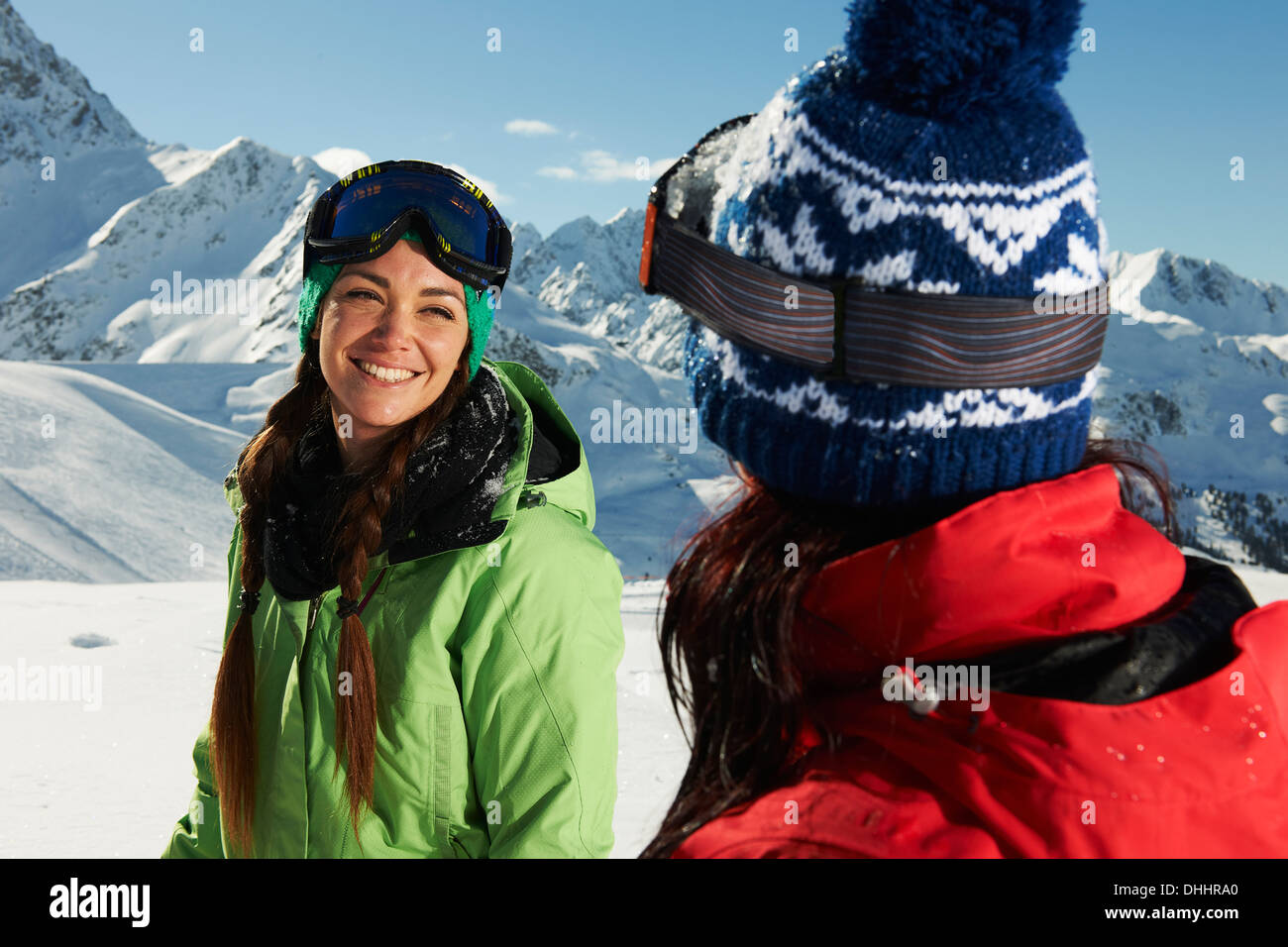 Zwei Frauen tragen stricken Mützen im Schnee, Kühtai, Österreich Stockfoto