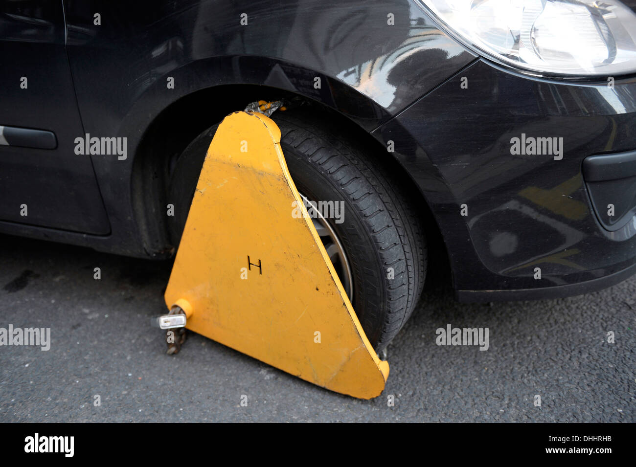 Wegfahrsperre, Rad-Klemme auf dem Rad eines Autos geparkt in einer