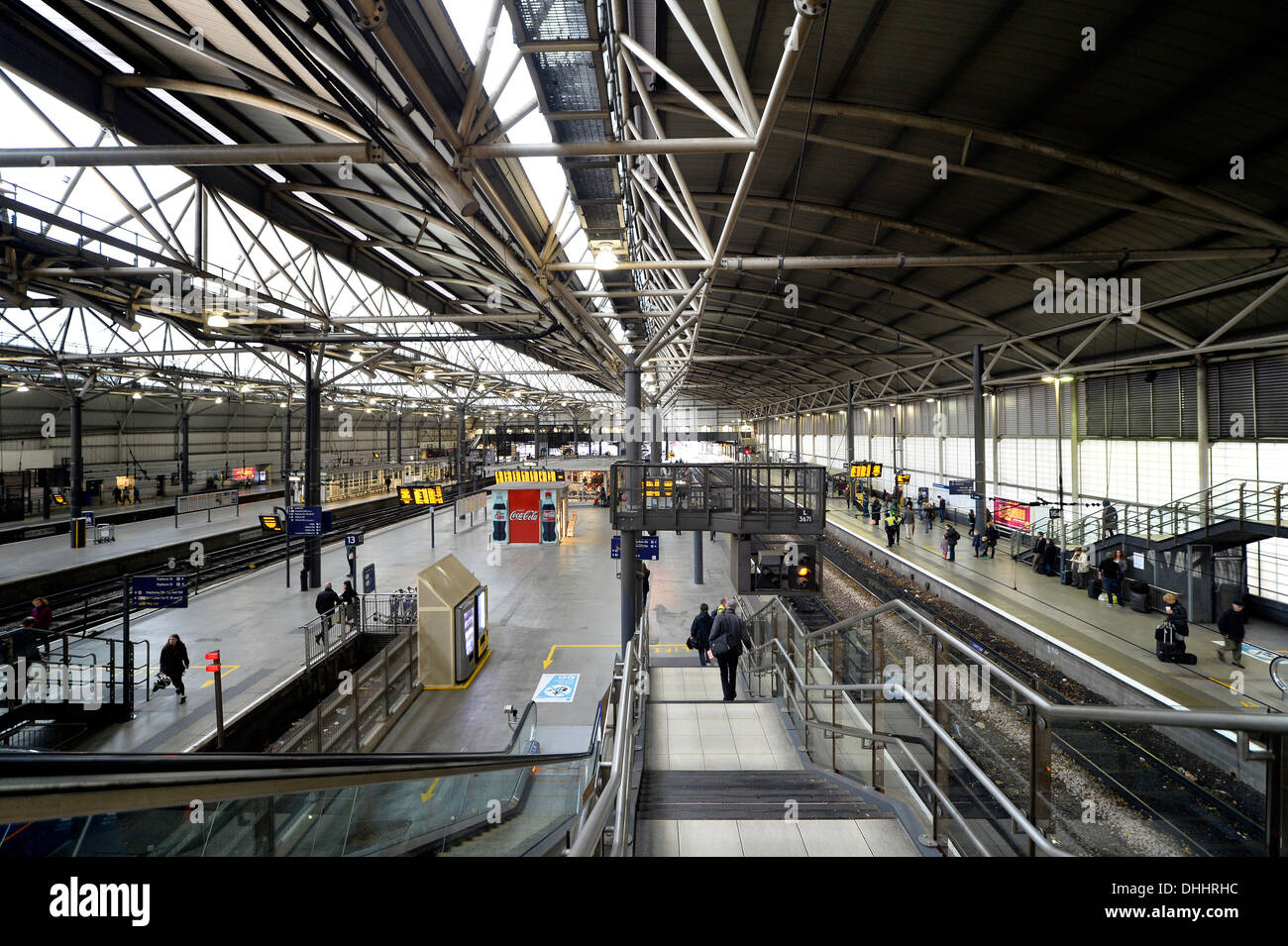 Bahnsteige und Gleise des Leeds Hauptbahnhof, City of Leeds, Leeds, West Yorkshire, England, Vereinigtes Königreich Stockfoto