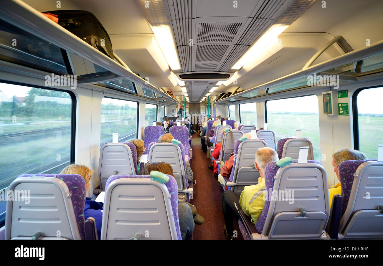 Innenraum einer offenen Kutsche mit Reisenden in der Pennine Express East Coast Railway, England, Vereinigtes Königreich Stockfoto