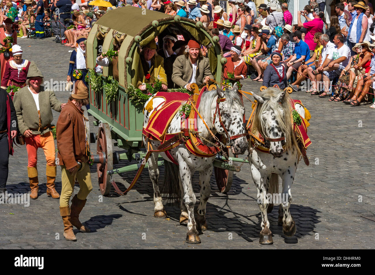 Pferden gezogenen Planwagen, mittelalterliche Hochzeit Prozession tragen Tracht anlässlich der "Landshuter Hochzeit 1475" Stockfoto