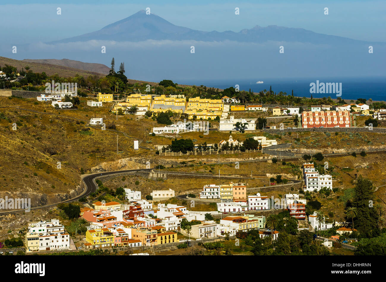 Dorf mit der Insel Teneriffa auf Rückseite, Laguna de Santiago, La Gomera, Kanarische Inseln, Spanien Stockfoto