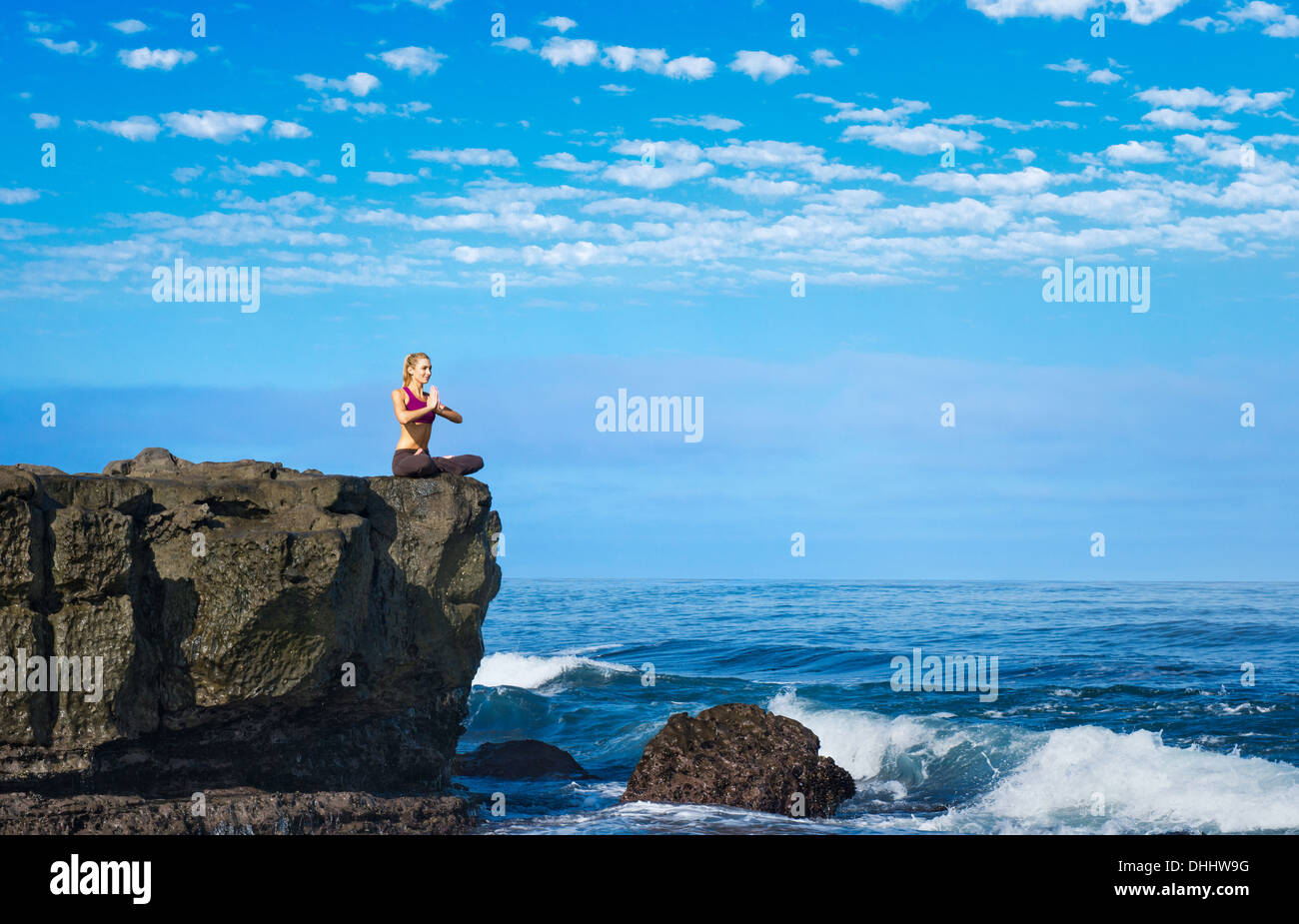 Frau beim Yoga an Küste Stockfoto