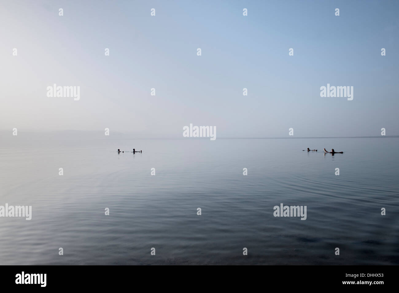 Menschen schweben im Toten Meer, Totes Meer Panorama resort, Jordanien, Naher Osten, Asien Stockfoto