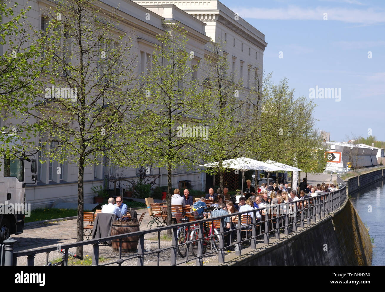 Blauer Himmelsblick vom Invalidenstraße, Restaurant American Diner an der Seite des Spandauer Schifffahrtskanal, Museum der Contemporay Art, Berlin Stockfoto