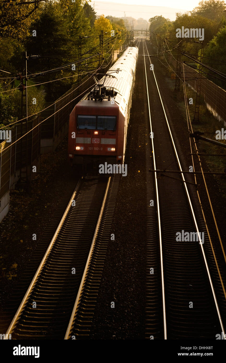 BR101 101 103-0 Mit IC 2312 Passau-Hamburg Auf der Rollbahn (KBS385 Wanne Eikel-Hamburg KM124) Bei Osnabrück (Okt 2013) Stockfoto