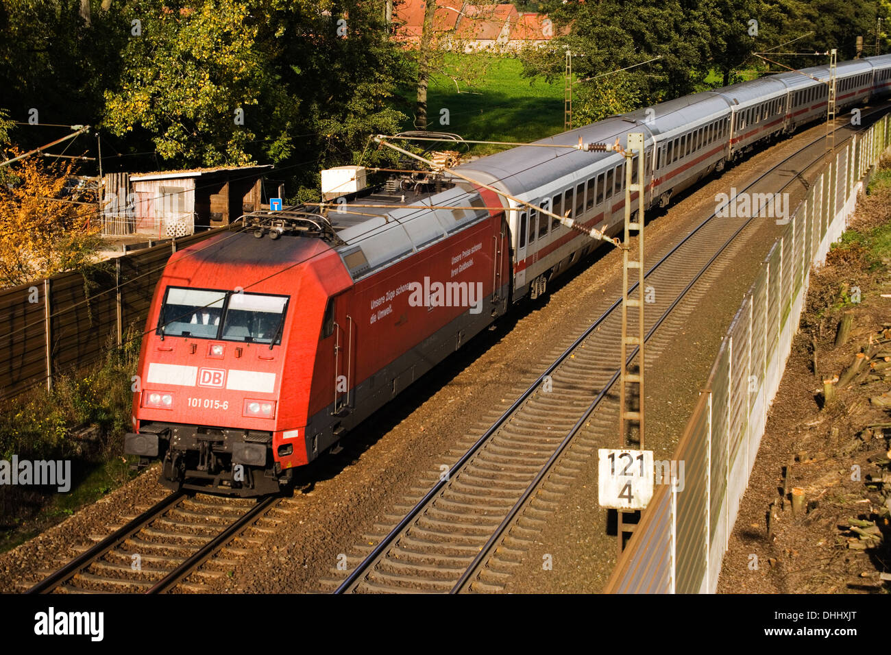 BR101 101 015-6 Mit IC 2213 Stralsund-Stuttgart Auf der Rollbahn (KBS385 Wanne Eikel-Hamburg KM124) Bei Osnabrück (Okt 2013) Stockfoto