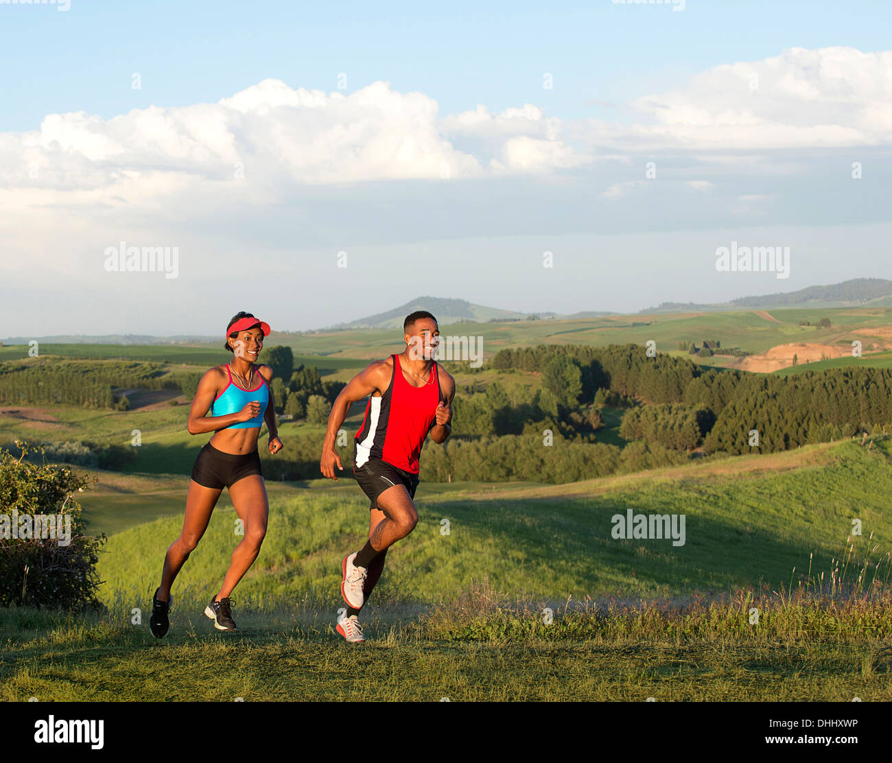 Junges Paar Joggen in Landschaft, Othello, Washington, USA Stockfoto