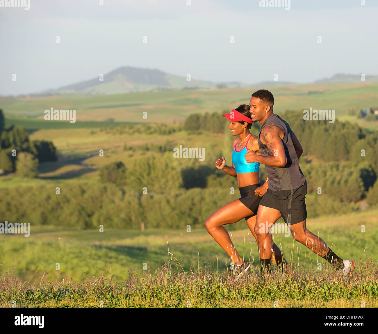 Mann und Frau läuft in Landschaft, Othello, Washington, USA Stockfoto