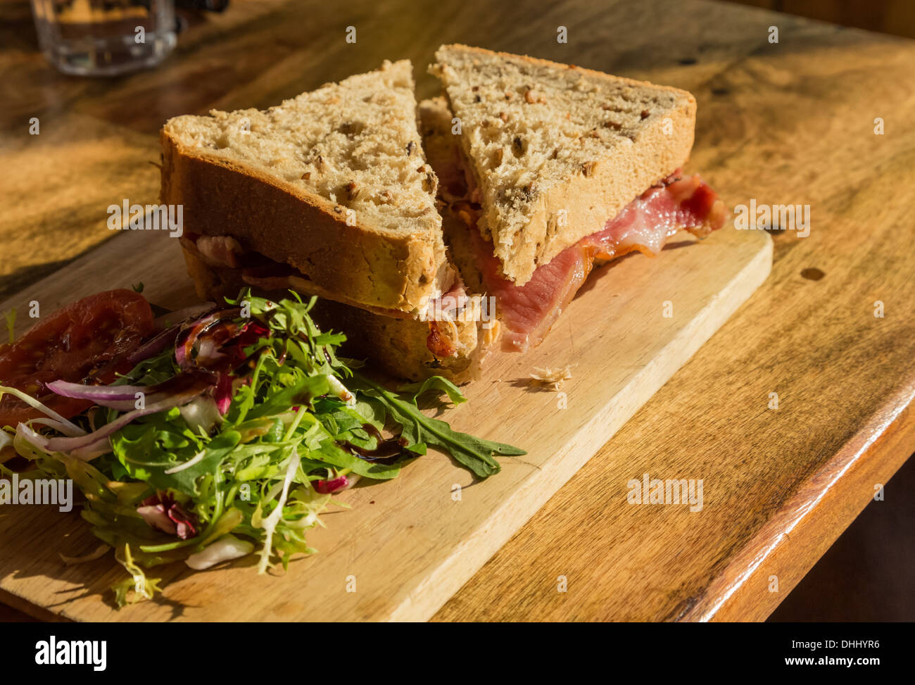 Schinken-Sandwich auf dicken Vollkorn Getreidespeicher Brot Stockfoto