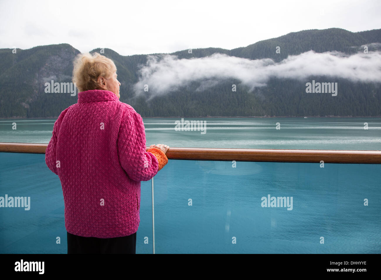 Ältere Frau auf Kreuzfahrt Schiff, Alaska, USA Stockfoto