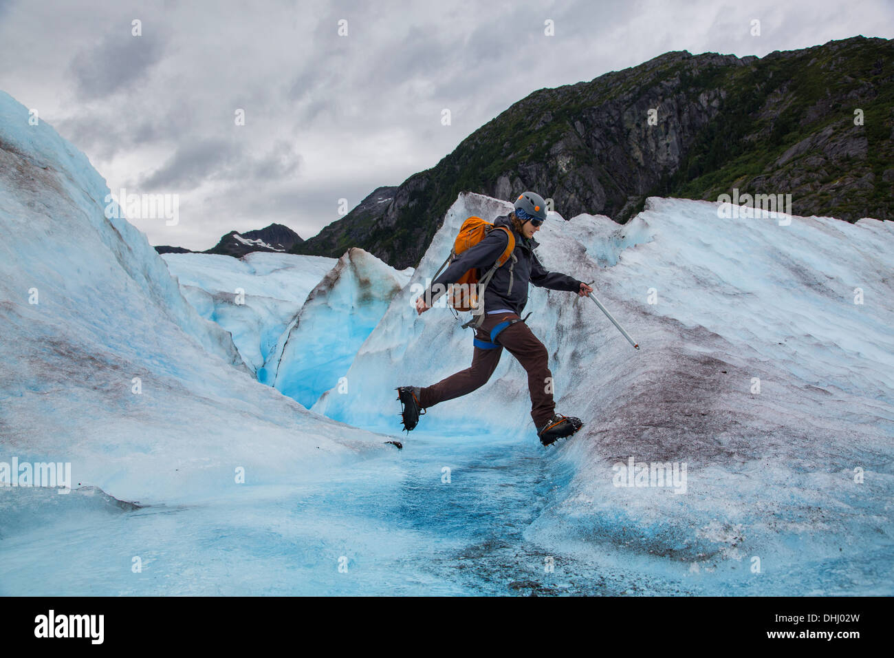Junger Mann zu Fuß auf Mendenhall Gletscher, Alaska, USA Stockfoto