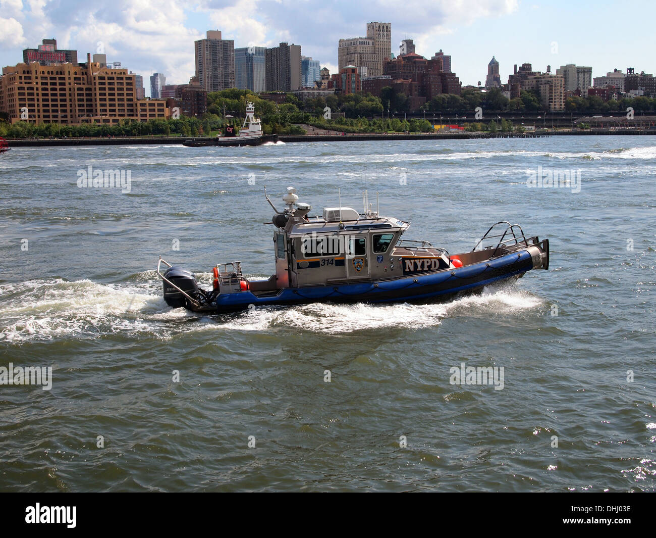 New York Police Department NYPD Patrouillenboot auf dem Hudson River mit Brooklyn im Hintergrund, New York, USA Stockfoto