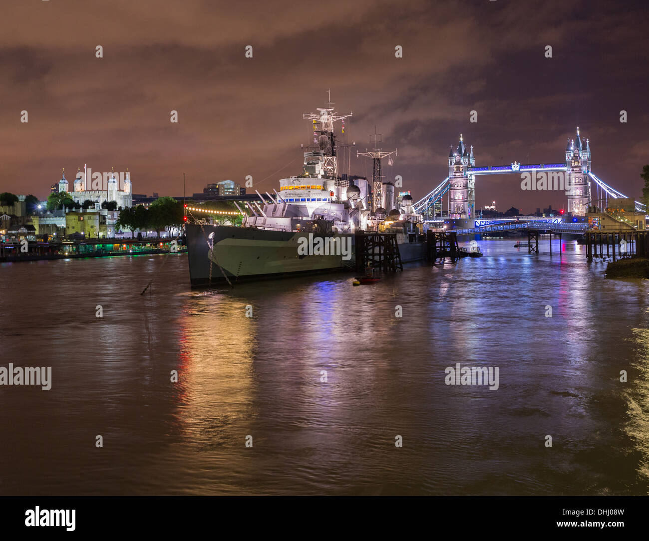 HMS Belfast, die Tower Bridge und der Tower von London auf der Themse, London, UK bei Nacht Stockfoto