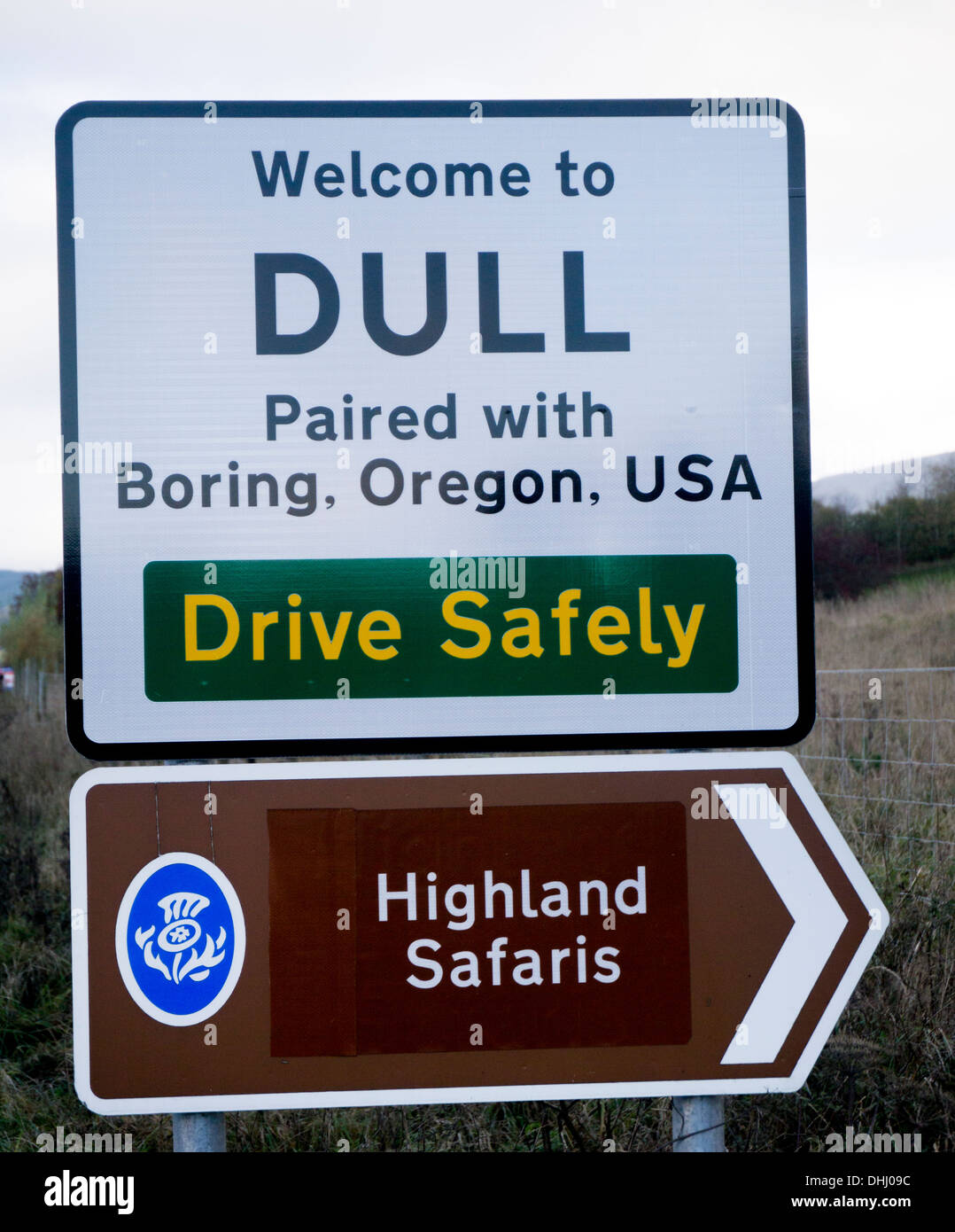 Eine amüsante Ortsschild, Stumpf gepaart mit langweiligen, Oregon. Stumpf ist der Stadt in der Nähe von Aberfeldy, Schottland Stockfoto