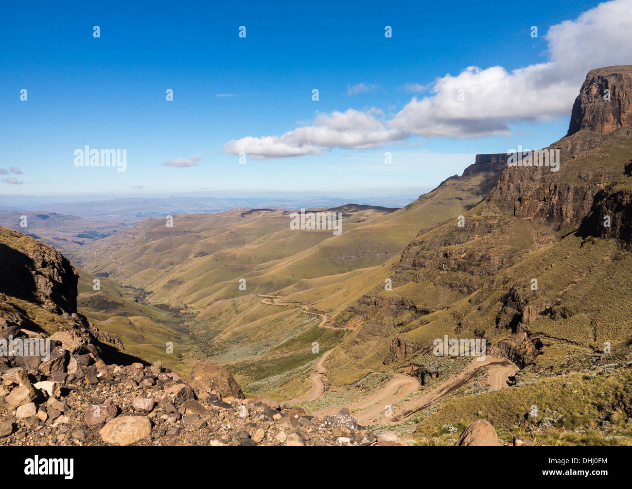 Tal und die kurvenreiche Straße über Berge aus Südafrika, Lesotho über Sani Pass Stockfoto