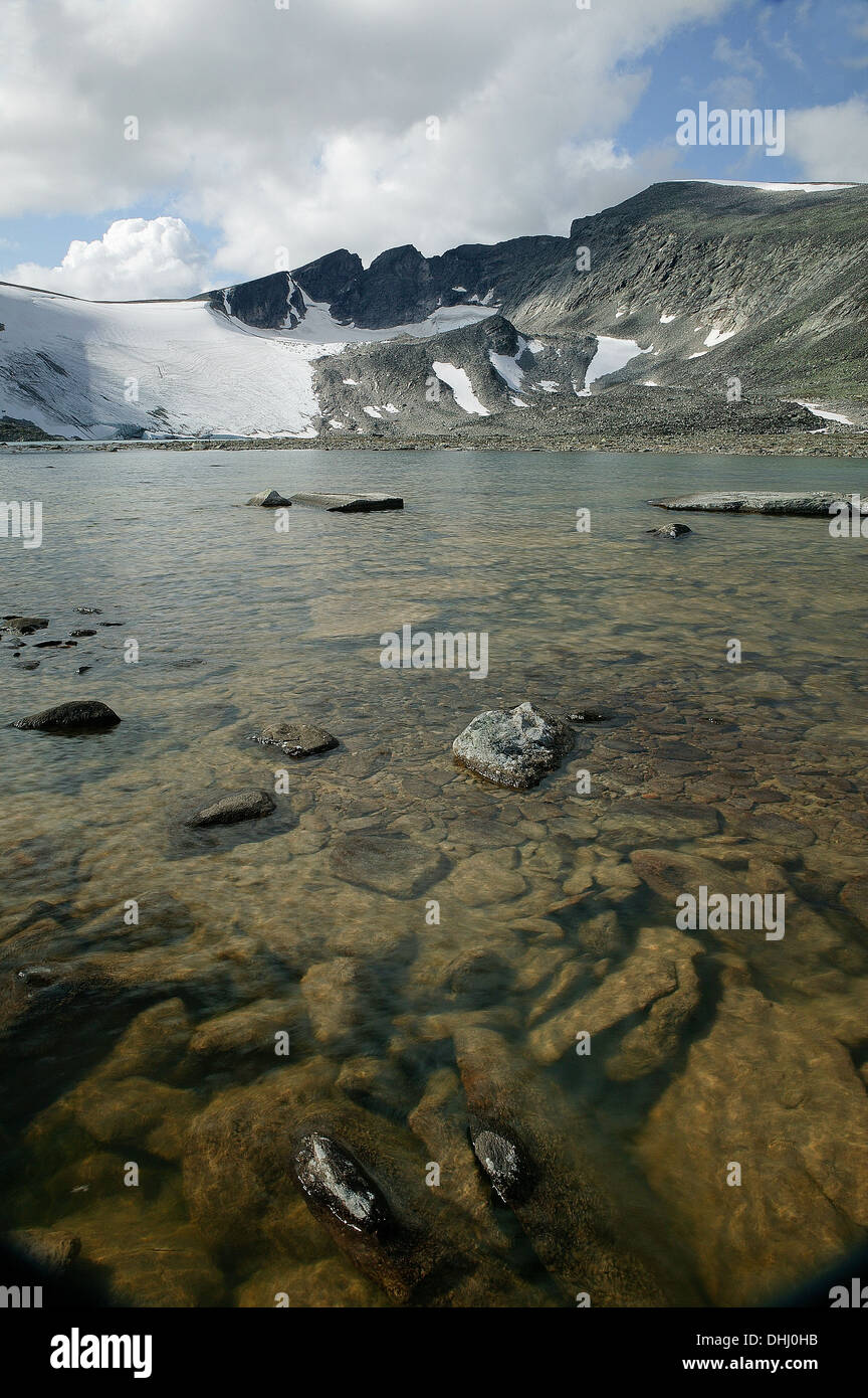 Der See Istjønne unter dem Berg Snøhetta im Dovrefjell Nationalpark, Dovre, Norwegen. Stockfoto