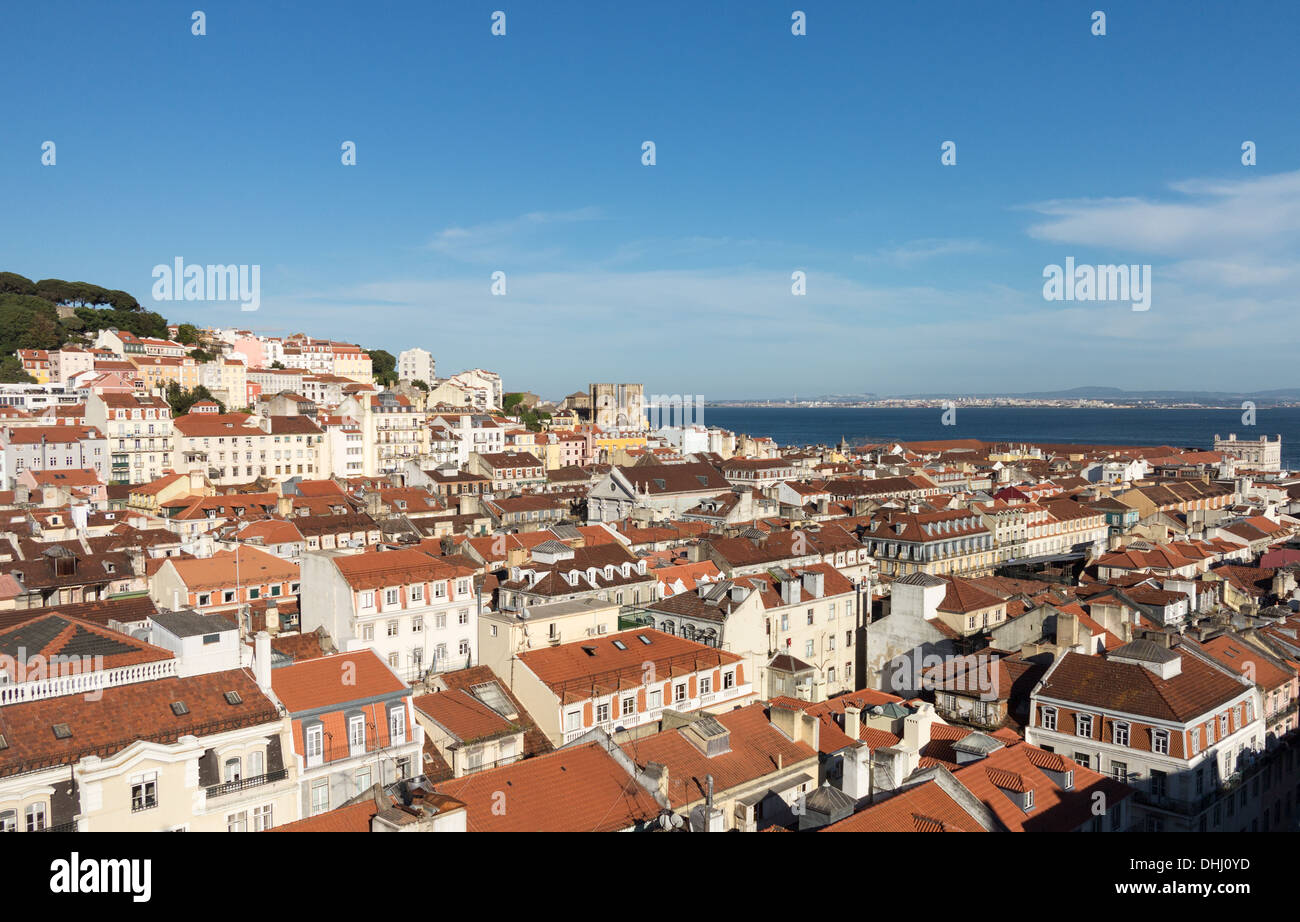 Lissabon, Portugal: Alte Häuser und Dächer Stadtbild von Alfama Viertel Stockfoto