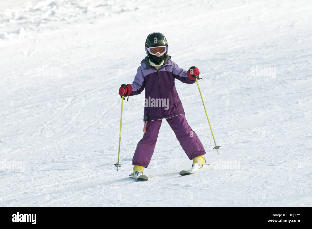 kleines Mädchen lernt Skifahren Stockfoto