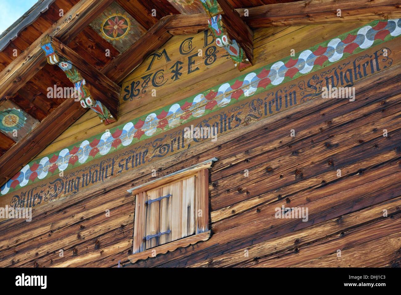Altes Bauernhaus mit Inschrift, Aphorismus, Strassberg, Walserweg, Arosa, Graubünden, Schweiz Stockfoto
