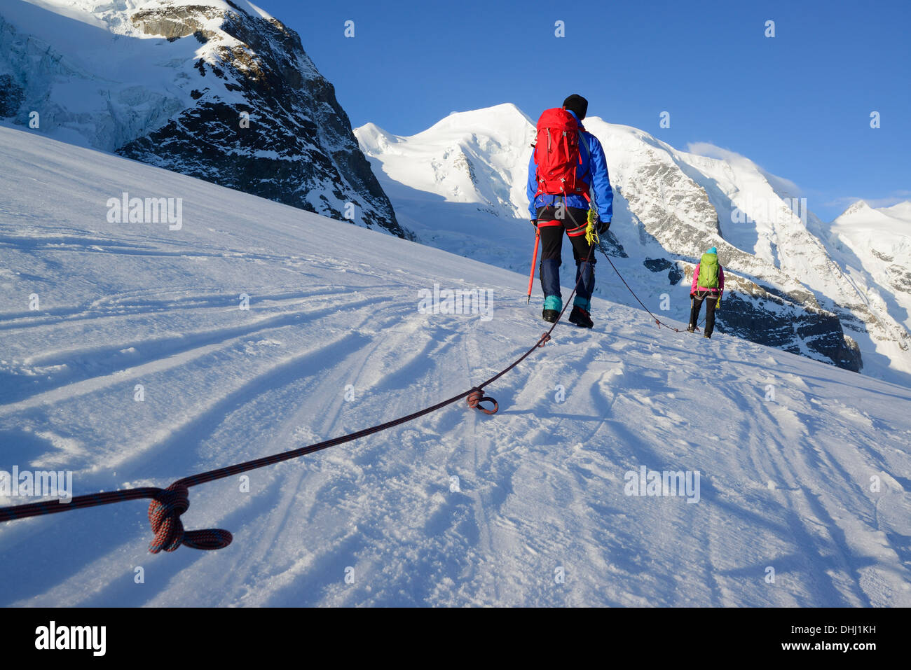 Seilschaft aufsteigend auf Cambrena Gletscher, Aufstieg zum Piz Palue, Graubünden, Schweiz Stockfoto