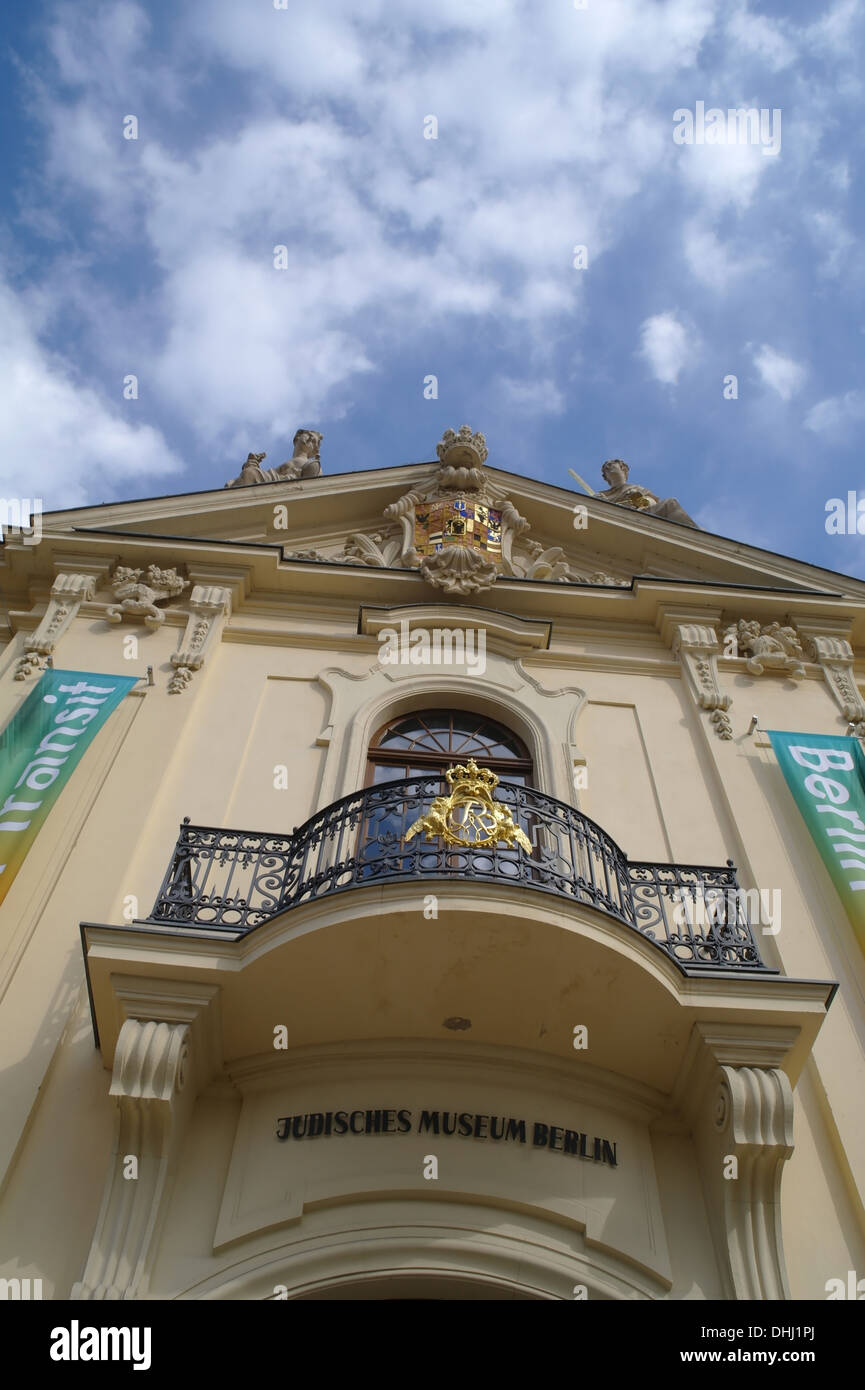Blauer Himmel Porträt reich verzierte barocke Architektur skulpturalen Colliegenhaus Portikus Eingang Jüdisches Museum, Lindenstrasse, Berlin Stockfoto