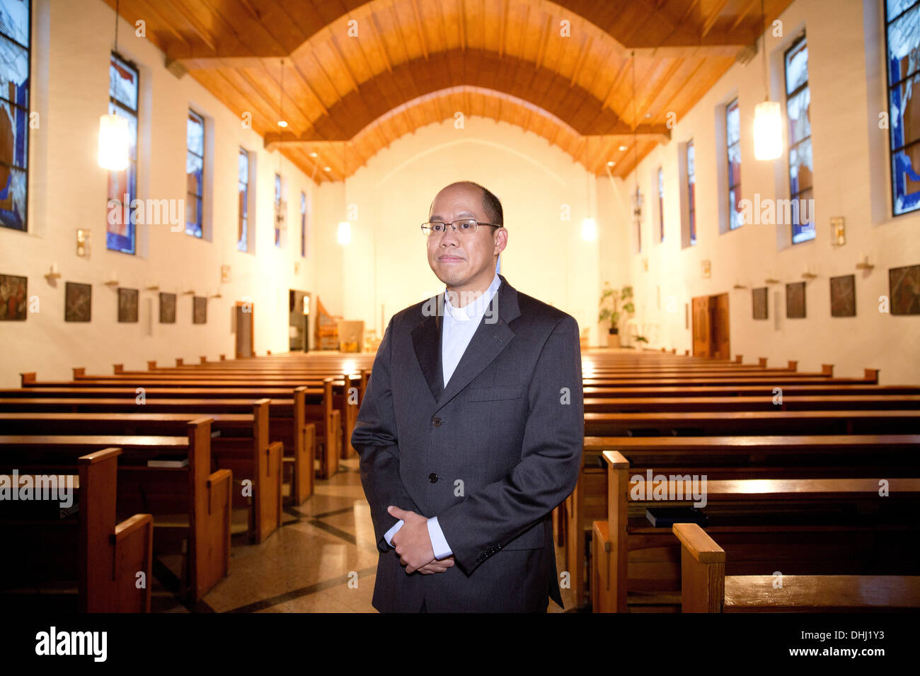 Pater Simon Boiser aus der philippinischen Gemeinde stellt in der Kirche des Heiligen Geistes in Berlin, Deutschland, 11. November 2013. Etwa zehn Mitglieder der 500-köpfigen philippinischen Gemeinde haben Verwandte in der Region, die durch den Taifun getroffen wurde. Foto: Jörg CARSTENSEN Stockfoto