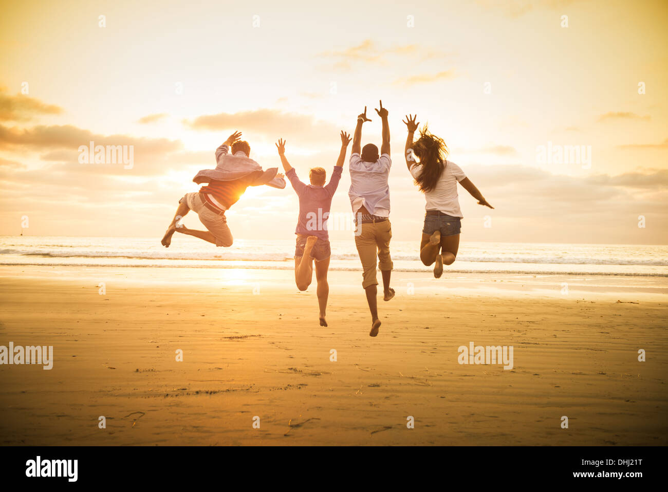 Junge Menschen springen auf Mission Beach, San Diego, Kalifornien, USA Stockfoto