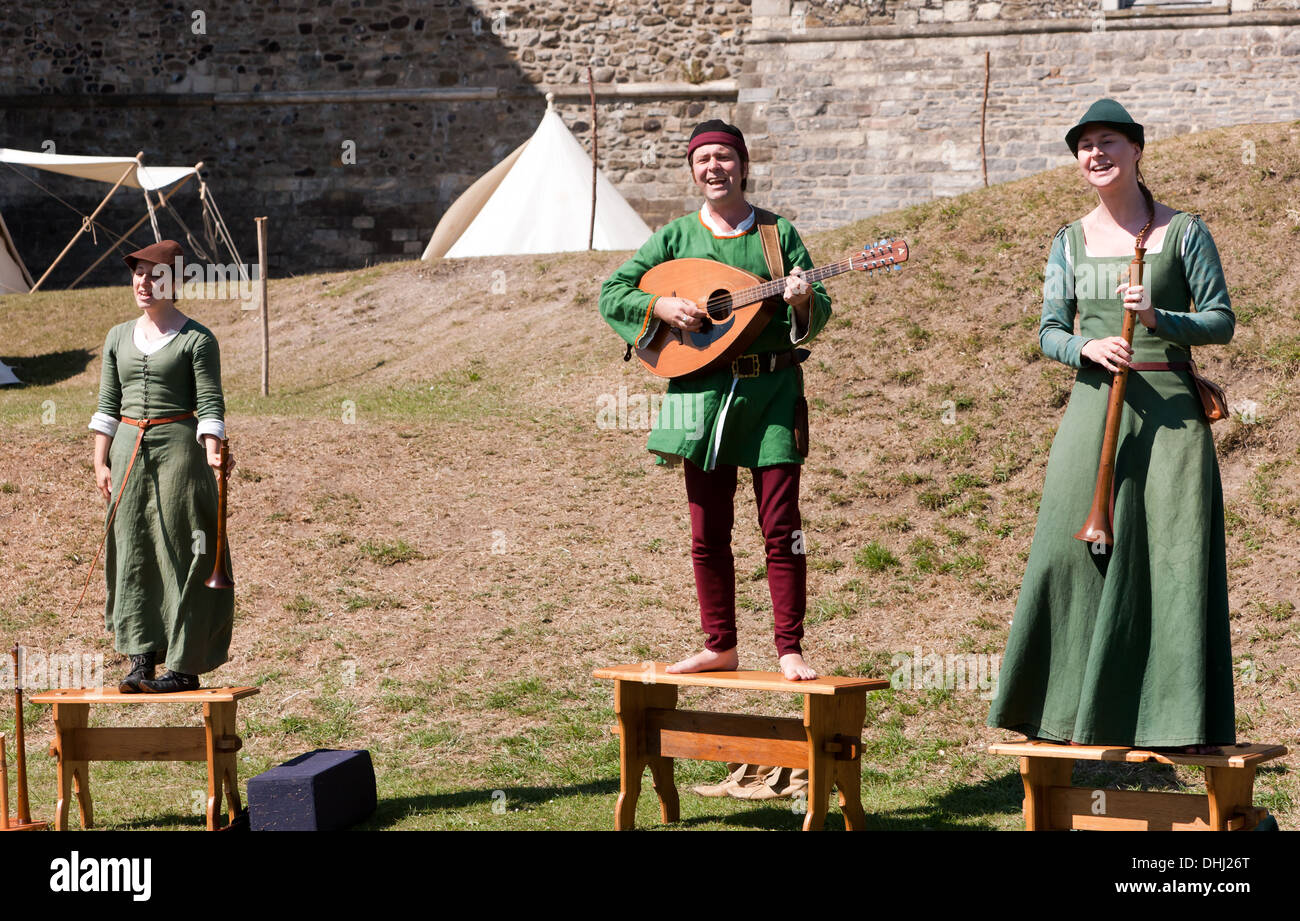 Mittelalterliche Spielleute auf authentischen Instrumenten durchführen, die Besucher zu Dover Castle auf August Bank Holiday Montag unterhalten Stockfoto