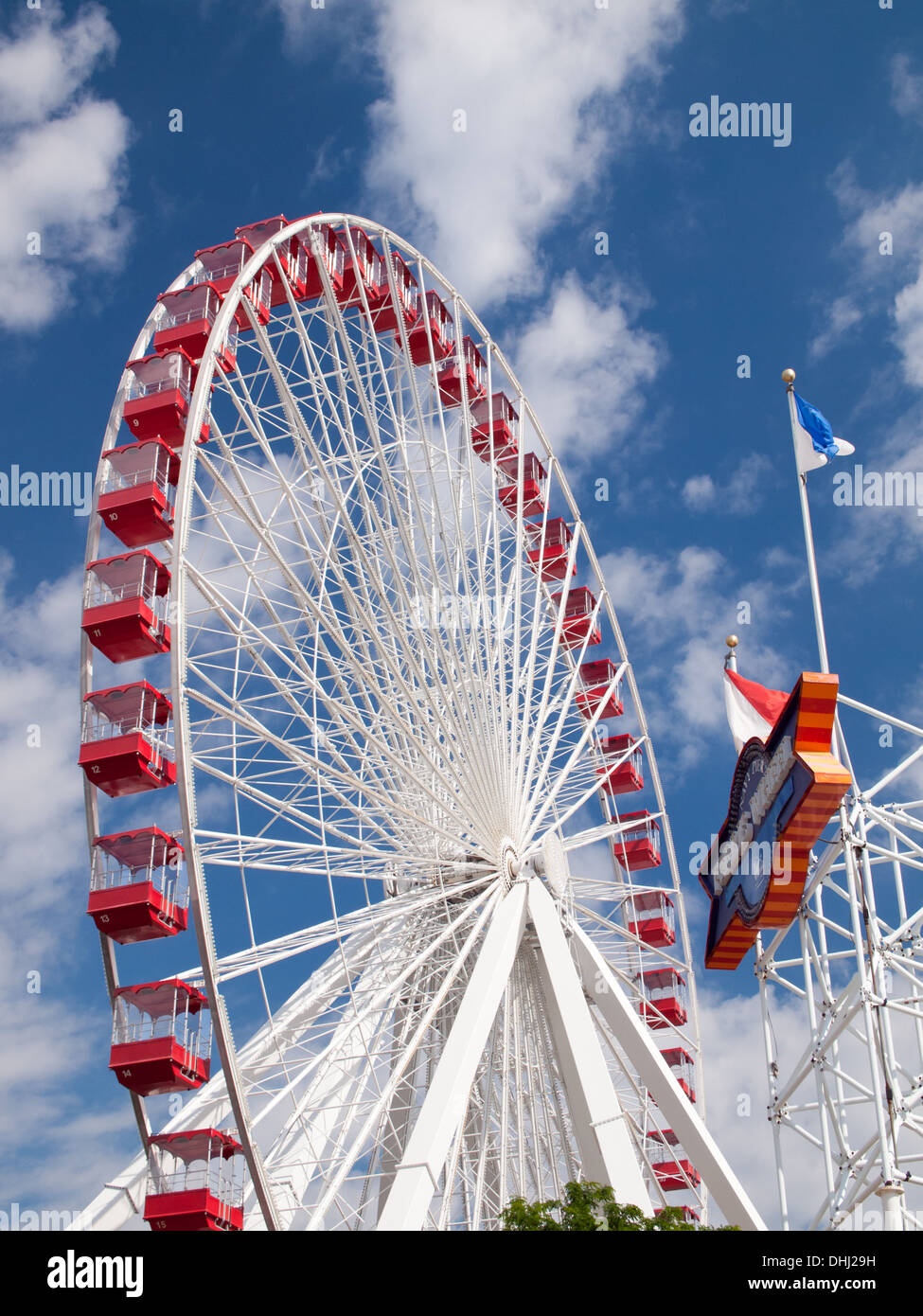 Das Navy Pier Riesenrad auf blauem Himmel, Tag des Sommers.  Chicago, Illinois. Stockfoto
