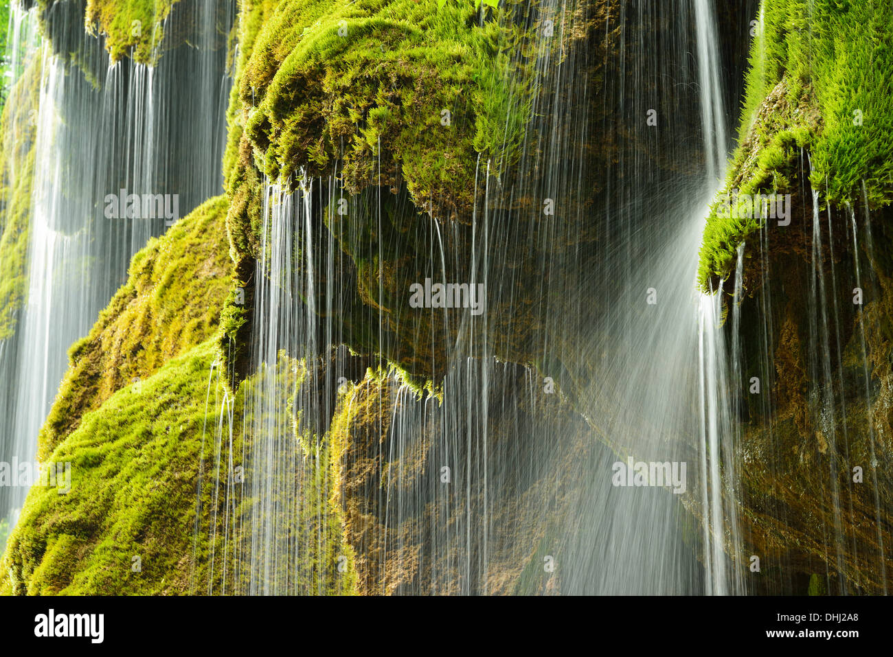 Wasser läuft über ein Gesicht, Schleierfall, moosbedeckten Felsen Schleierwasserfall, Ammer, Pfaffenwinkel, Garmisch, Oberbayern, Ba Stockfoto