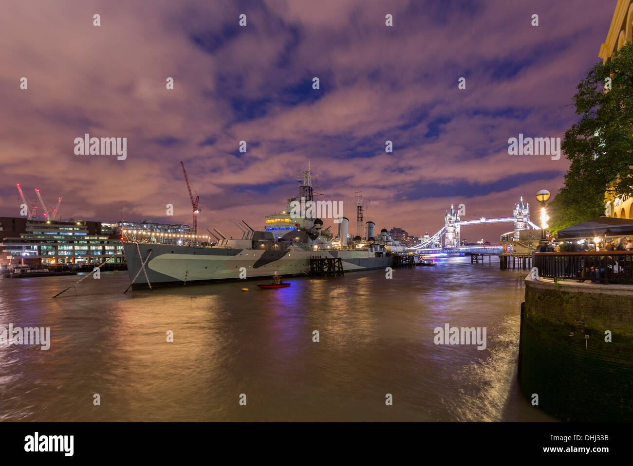 Nachtaufnahme von der Themse, die HMS Belfast, die Tower Bridge in der frühen Abenddämmerung Stockfoto