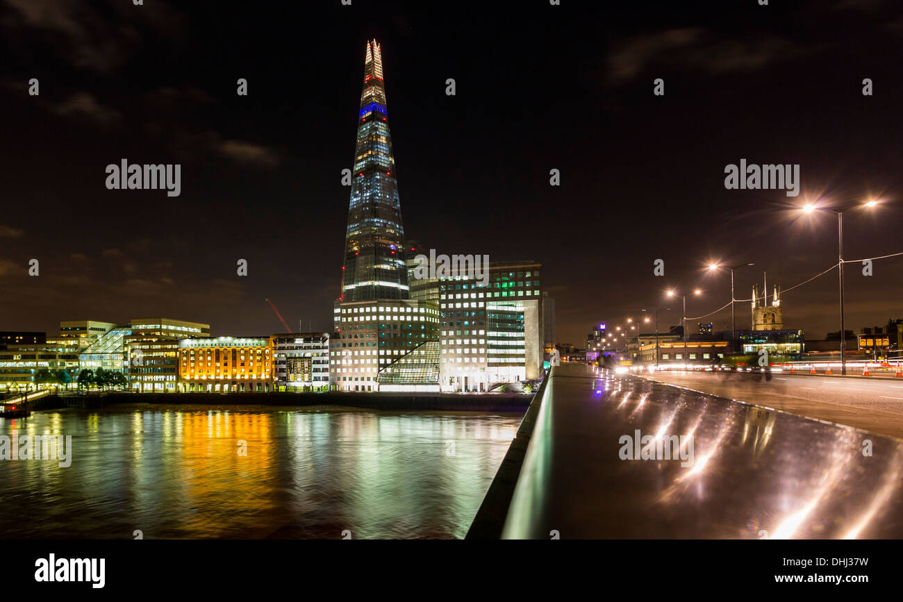 London Bridge und The Shard bei Nacht Stockfoto