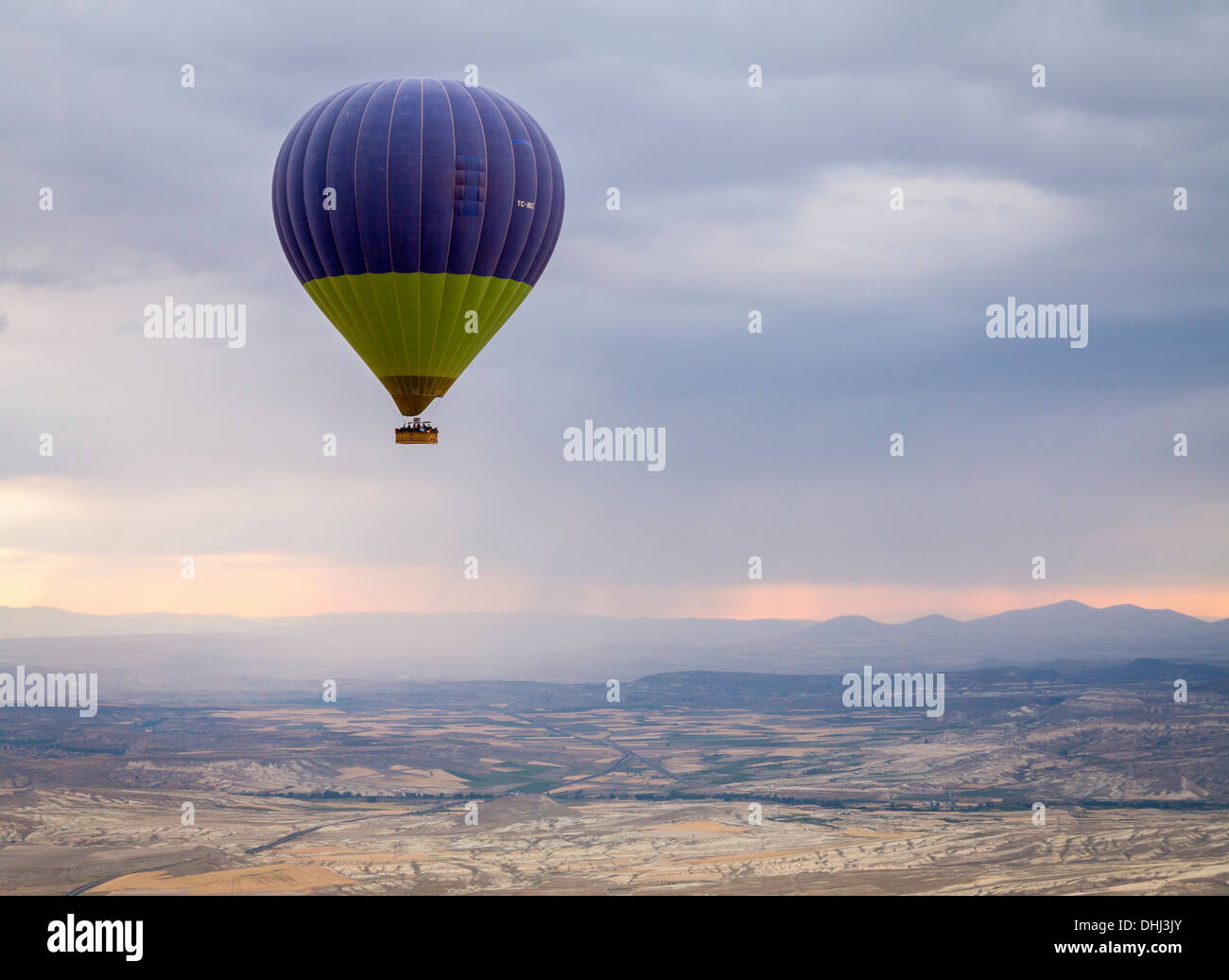 Kappadokien, Ost-Anatolien, Türkei - Ballonfahrten über die Landschaft Stockfoto